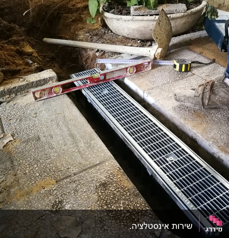 פלס, סרט מדידה ורשת ניקוז בעבודת אינסטלציה